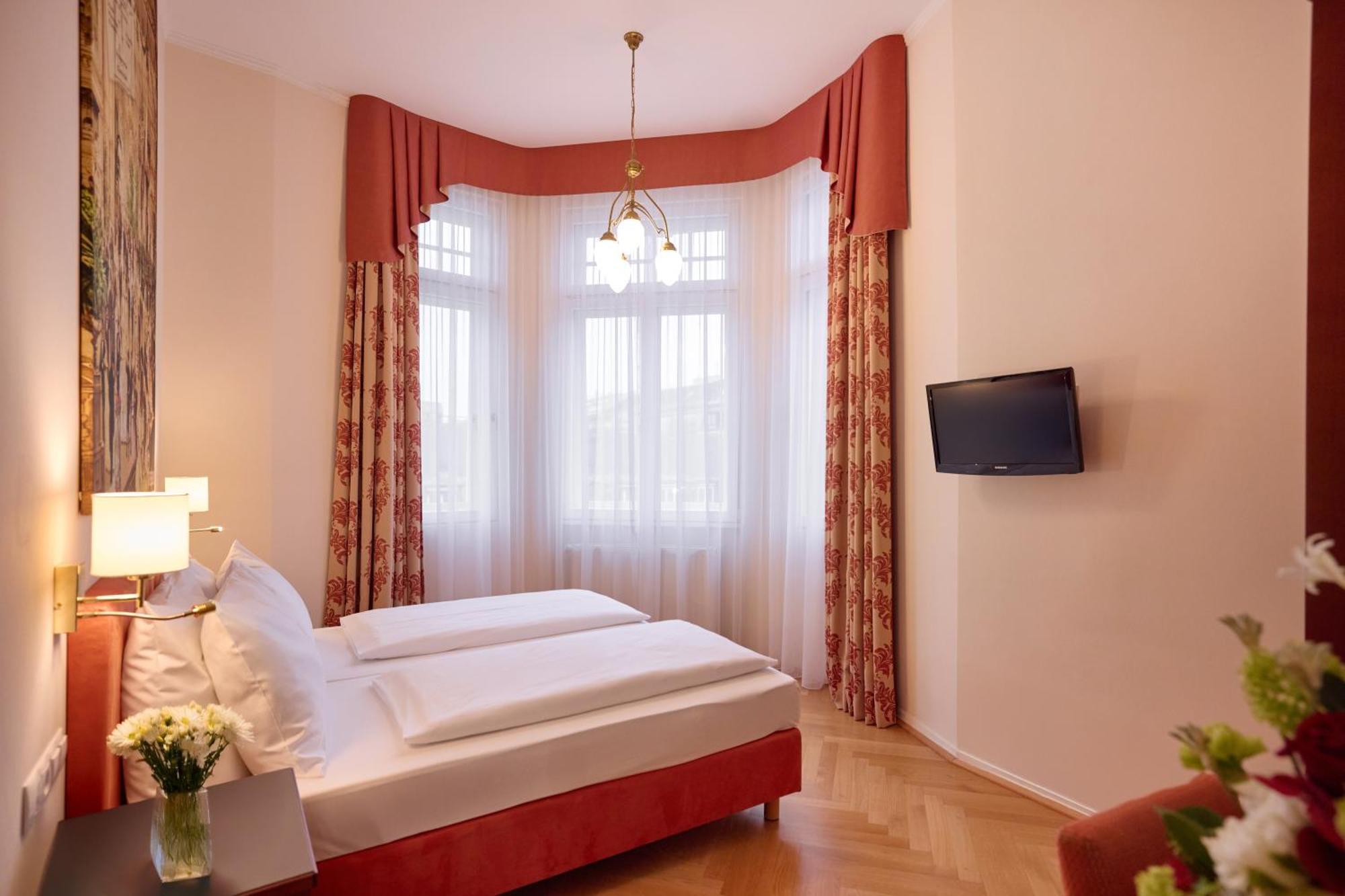 Johann Strauss 4*